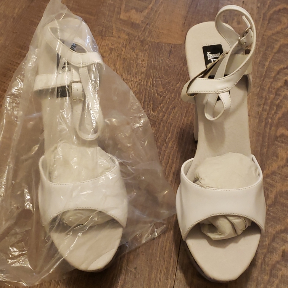 Womans white Jante heels